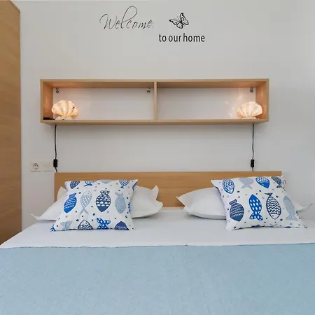 Apartment Apartments By The Sea Medici, Omis - 1047 *