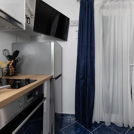Apartment Apartments By The Sea Medici, Omis - 1047 Mimice